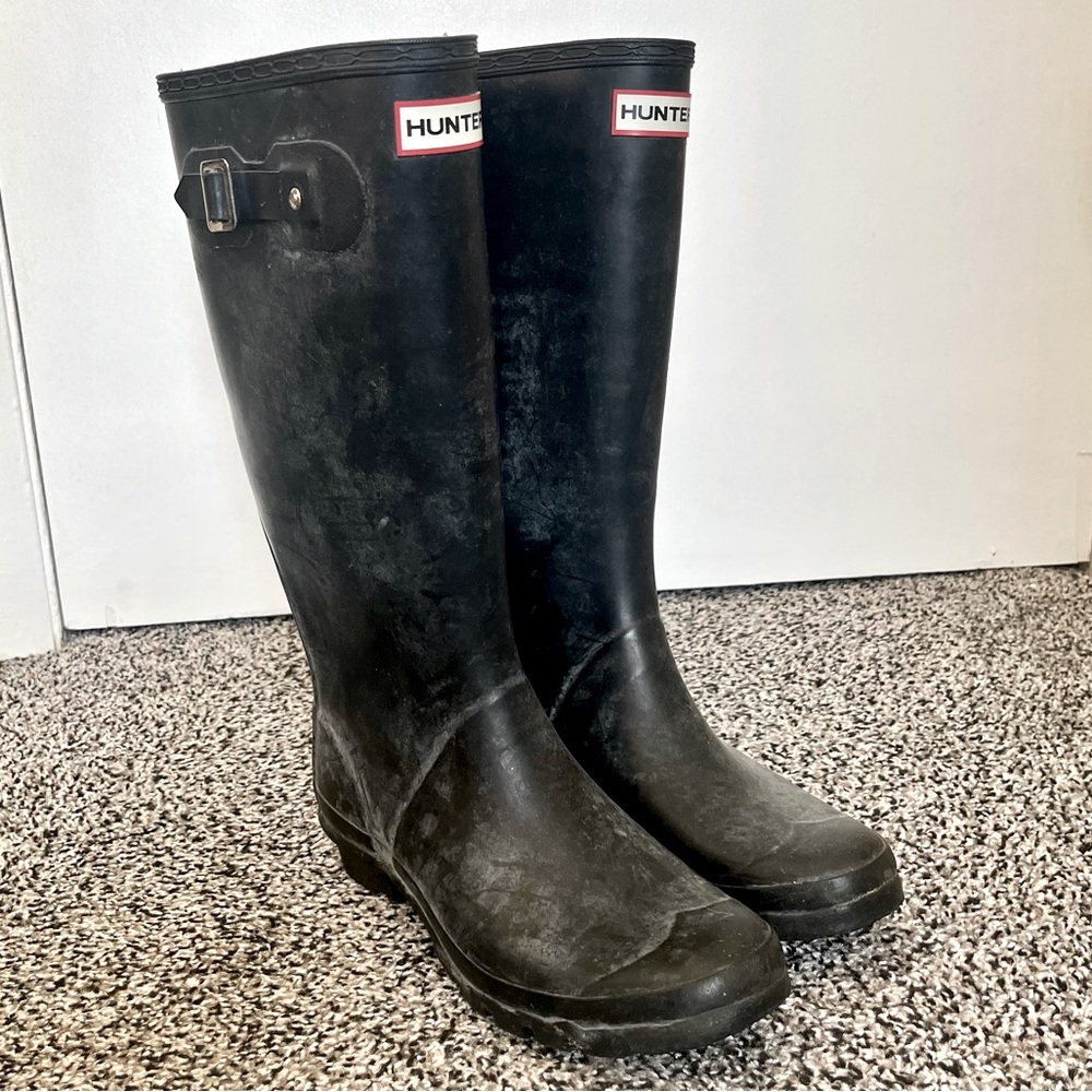 Women’s Hunter Original Tall Rain Boot. Wide Calf. Distressed Black Color.